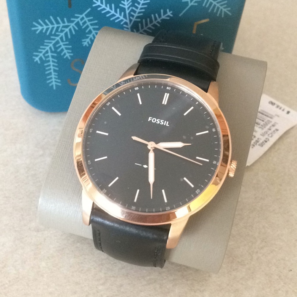 Unisex Fossil watch with dark brown leather band.